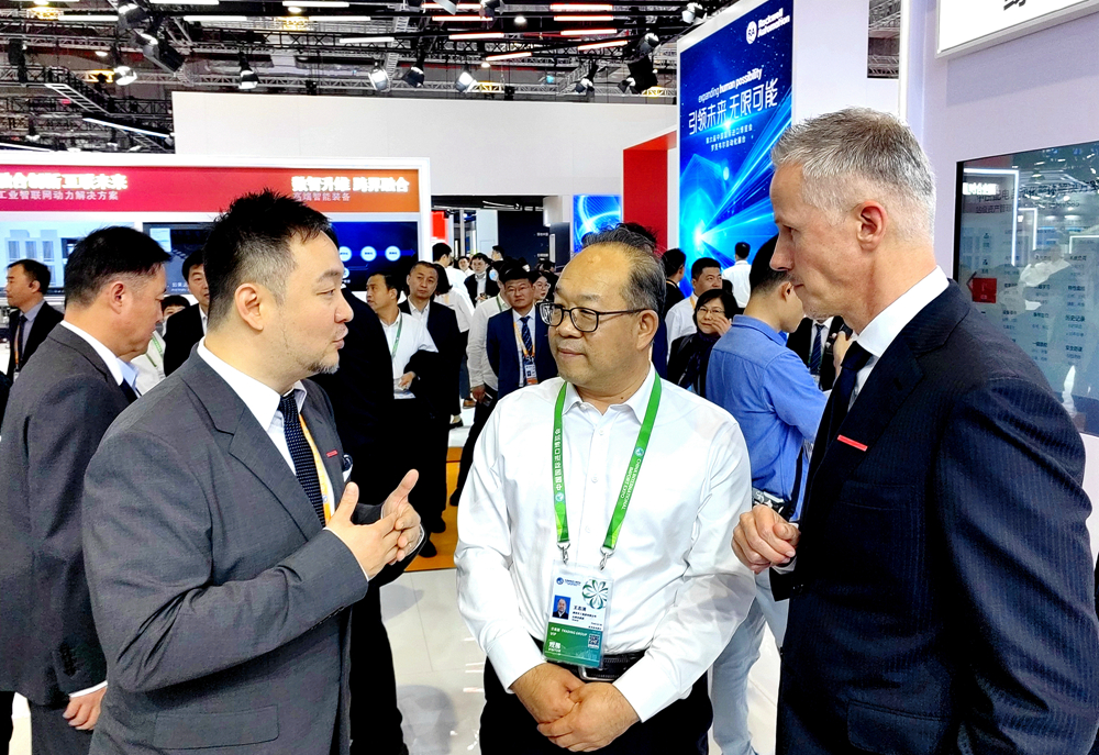王志清参加第六届中国国际进口博览会并出席环球电竞app（中国）有限公司官网化工与ABB公司合作意向签约仪式
